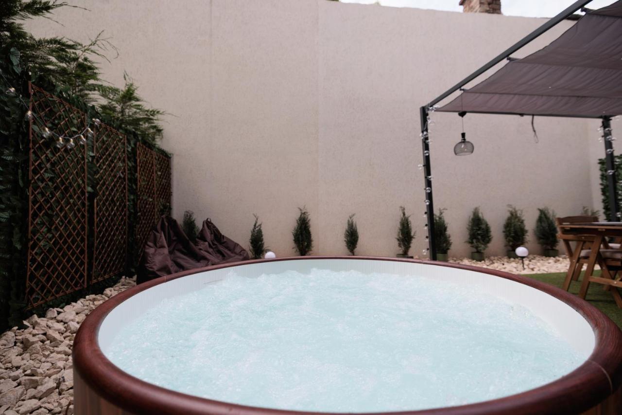Downtown Hidden Garden With Jacuzzi In Bucharest Bucareste Exterior foto