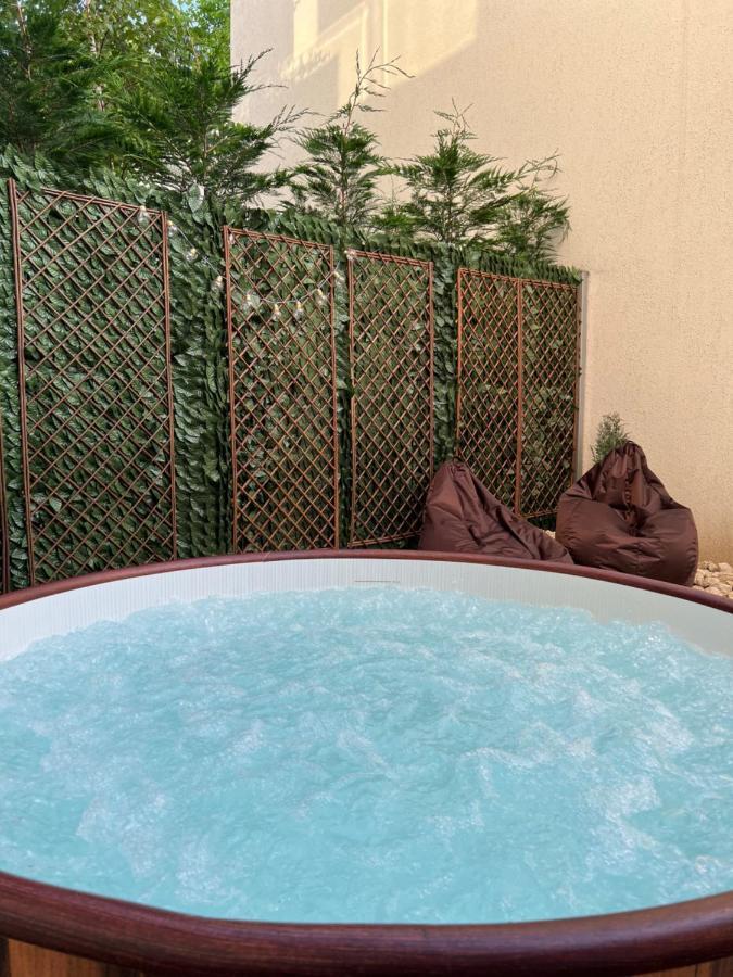 Downtown Hidden Garden With Jacuzzi In Bucharest Bucareste Exterior foto