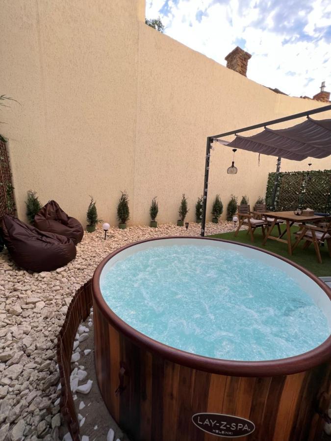 Downtown Hidden Garden With Jacuzzi In Bucharest Bucareste Exterior foto
