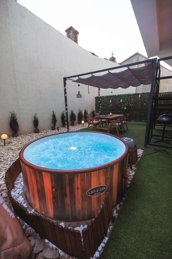 Downtown Hidden Garden With Jacuzzi In Bucharest Bucareste Exterior foto