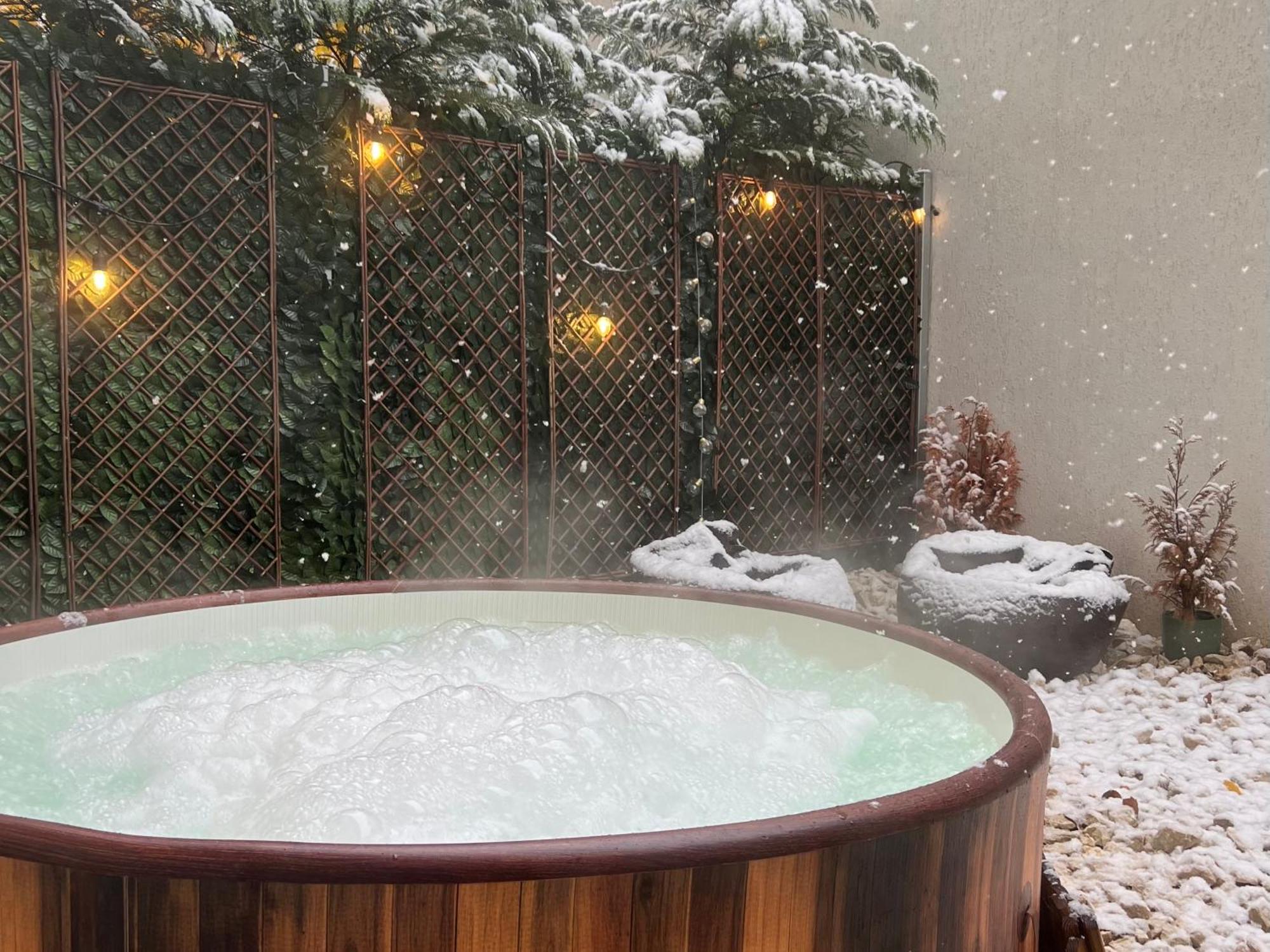 Downtown Hidden Garden With Jacuzzi In Bucharest Bucareste Exterior foto